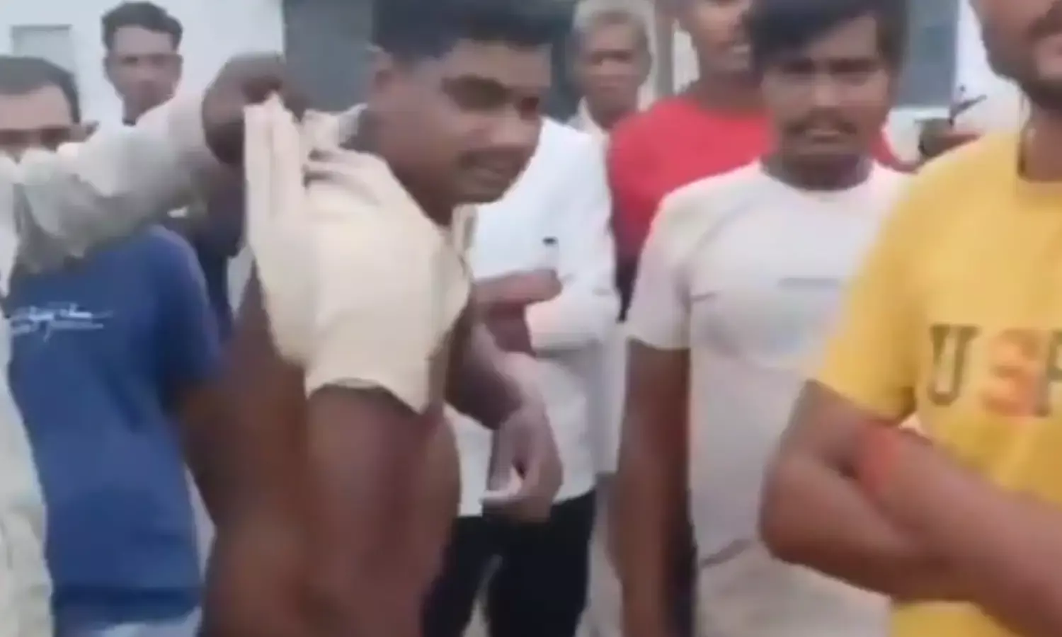 आदिवासी युवक को पीटा, मुंह पर थूका और शराब पिला दी, कमलनाथ ने सरकार को घेरा