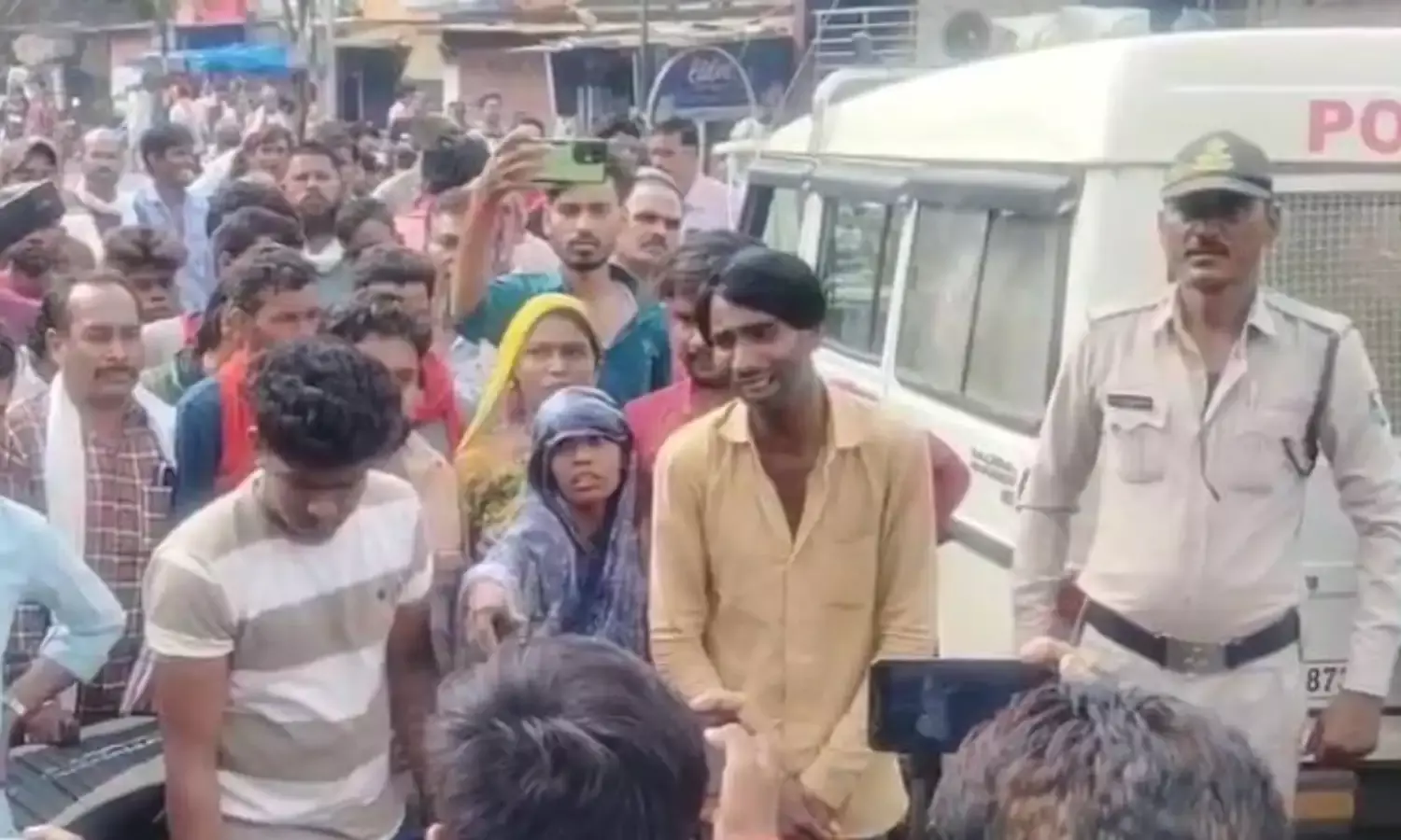 गलत इलाज के चलते बच्चे की मौत, परिजनों ने क्लीनिक में किया पथराव