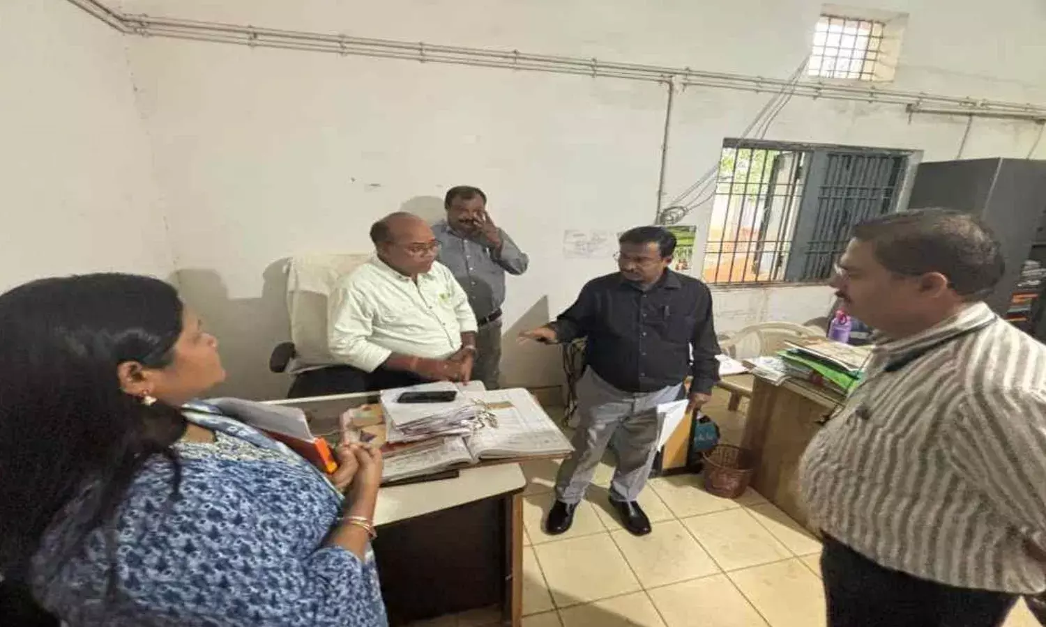 संभाग आयुक्त का आकस्मिक निरीक्षण, काम में लापरवाही पर CMO समेत कई कर्मचारियों को नोटिस