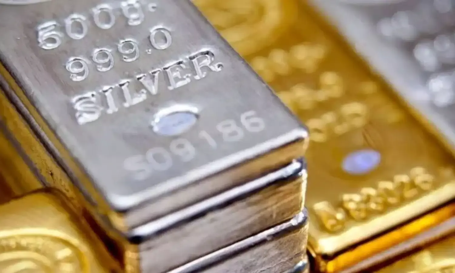 सोना-चांदी की कीमतों ने पकड़ी रफ्तार, निवेशकों की फिर लौटी दिलचस्पी सोना-चांदी की कीमतों ने पकड़ी रफ्तार, निवेशकों की फिर लौटी दिलचस्पी