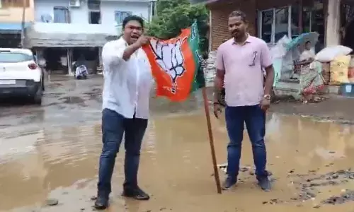 खराब सड़क के चलते सवालों के घेरे में व्यवस्था, कहीं कांग्रेस ने घेरा तो कहीं गर्भवती महिला ने जताई नाराजगी