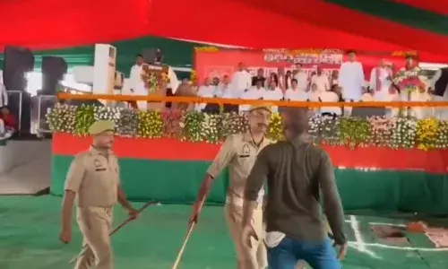 अखिलेश यादव की सुरक्षा में बड़ी चूक, सुरक्षा घेरा तोड़कर मंच तक पहुंचा शख्स अखिलेश यादव की सुरक्षा में बड़ी चूक, सुरक्षा घेरा तोड़कर मंच तक पहुंचा शख्स