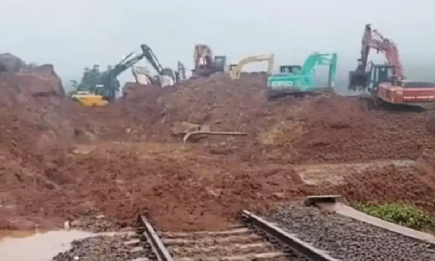 दो ट्रेन कैंसिल और 4 शॉर्ट टर्मिनेट, तीन दिन से कर्मचारी हटा रहे मलवा