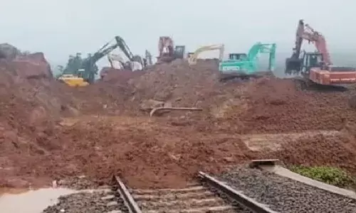 दो ट्रेन कैंसिल और 4 शॉर्ट टर्मिनेट, तीन दिन से कर्मचारी हटा रहे मलवा