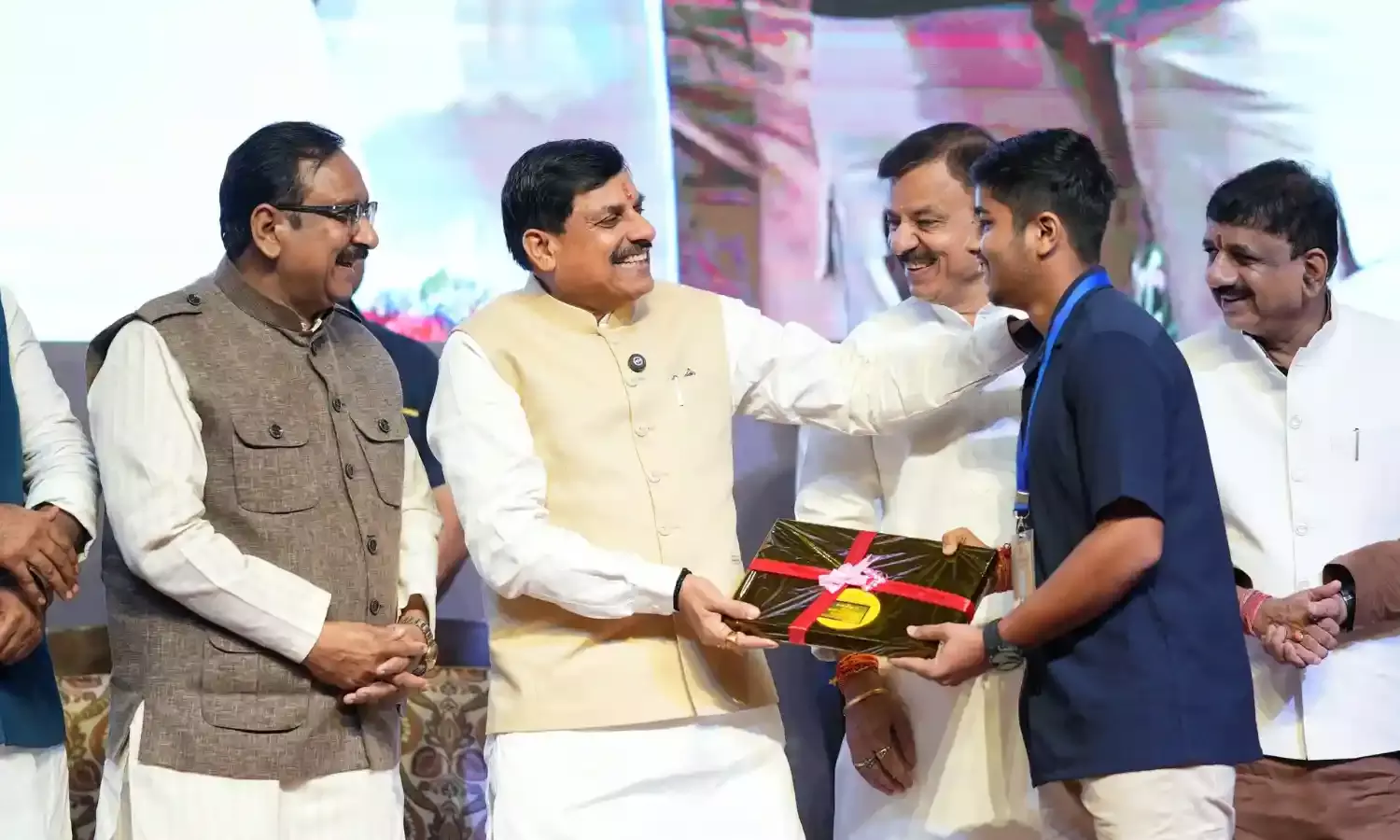 छात्रों को अगले साल नहीं मिलेंगे 25 हजार रुपए, सरकार लैपटॉप देने पर कर रही विचार