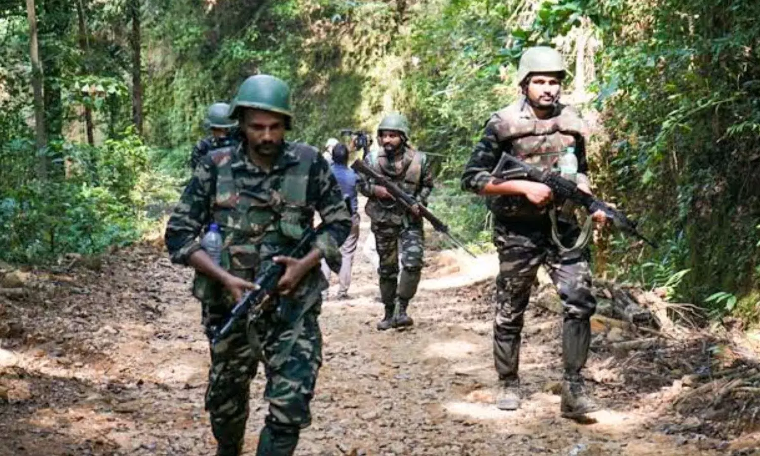 बीजापुर के नेशनल पार्क एरिया में नक्सलियों और जवानों के बीच मुठभेड़, दोनों तरफ से गोलीबारी जारी