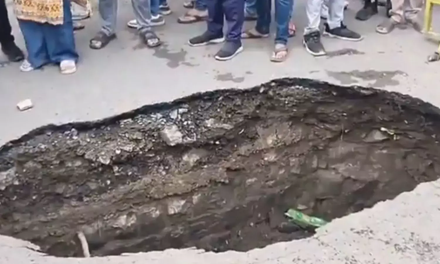 ग्वालियर के बाद विजयनगर की सड़क धंसी, 10 फीट गहरा हुआ गड्ढा