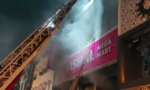 दिल्ली के मिशाल मेगा मार्ट में लगी भीषण आग, एक व्यक्ति की मौत, 15 घंटों से बचाव कार्य जारी दिल्ली के मिशाल मेगा मार्ट में लगी भीषण आग, एक व्यक्ति की मौत, 15 घंटों से बचाव कार्य जारी