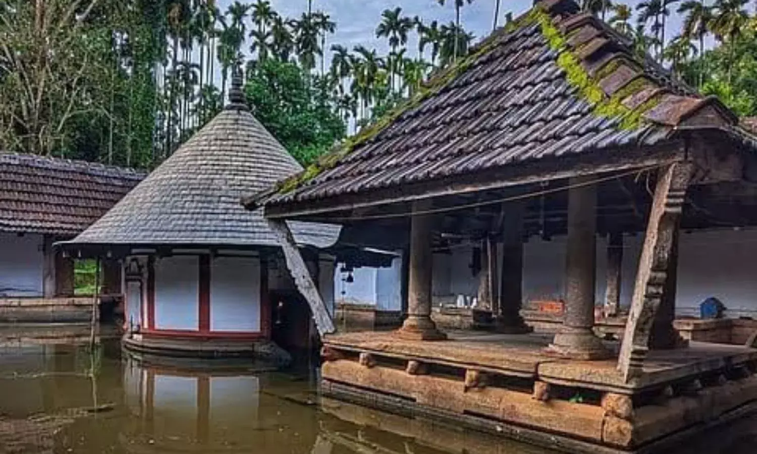 केरल घूमने का कर रहे हैं प्लान, तो इस बारिश के मौसम में वाटर टेंपल को एक्सप्लोर करना नहीं भूले