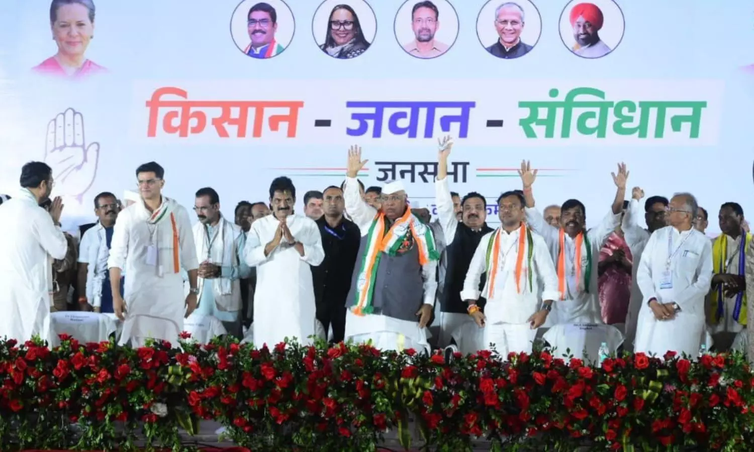 नायडू और नीतिश की टांगों पर चल रही केंद्र की मोदी सरकार - खड़गे