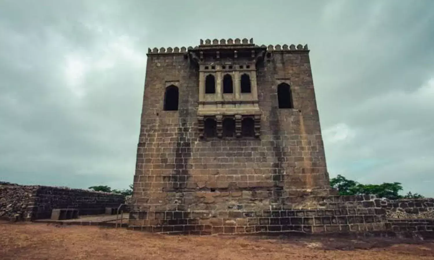 महाराष्ट्र के इन ऐतिहासिक किलों को घूमने का बनाएं प्लान, नेचर के साथ मिलती हैं खूबसूरती महाराष्ट्र के इन ऐतिहासिक किलों को घूमने का बनाएं प्लान, नेचर के साथ मिलती हैं खूबसूरती