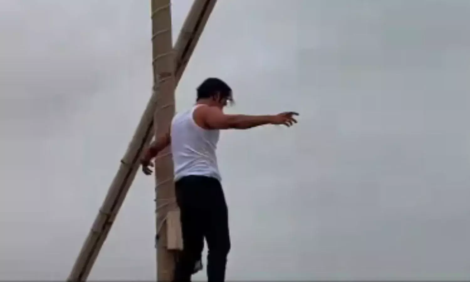 सी लिंक पर स्टंट करना पड़ा भारी; सिंगर यासर देसाई के खिलाफ मुंबई पुलिस ने दर्ज किया केस, जांच जारी सी लिंक पर स्टंट करना पड़ा भारी; सिंगर यासर देसाई के खिलाफ मुंबई पुलिस ने दर्ज किया केस, जांच जारी