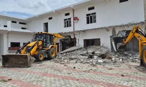 यूपी के बलरामपुर में धर्मांतरण मामले में जलालुद्दीन उर्फ छांगुर बाबा के घर पर चला बुलडोजर