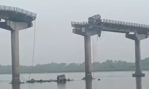 वडोदरा में पुल ढहने से कई वाहन महिसागर नदी में गिरे, दो लोगों की मौत