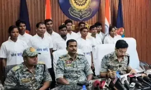 दंतेवाड़ा में 8 लाख इनामी नक्सली चंद्रना समेत 12 नक्सलियों ने किया सरेंडर