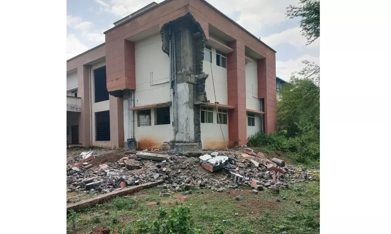 पत्रकारिता विवि ऑडिटोरियम निर्माण में फूंके 7 करोड़, उद्धघाटन से पहले ही ढह गई दीवारे