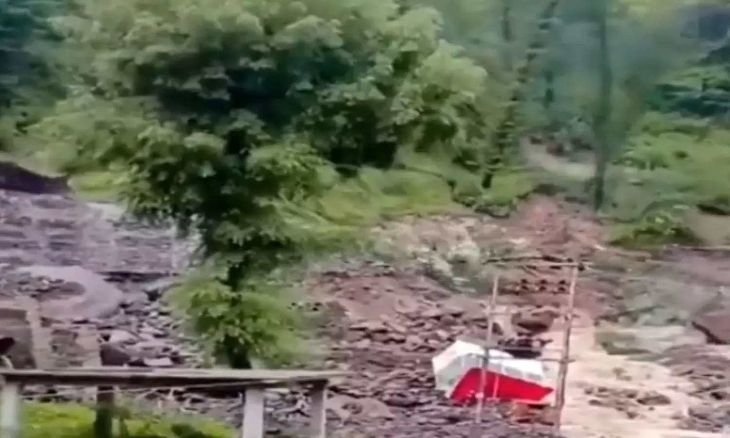 मंडी के सिराज में फिर हुआ लैंडस्लाइड, पहाड़ का एक हिस्सा गिरा मंडी के सिराज में फिर हुआ लैंडस्लाइड, पहाड़ का एक हिस्सा गिरा