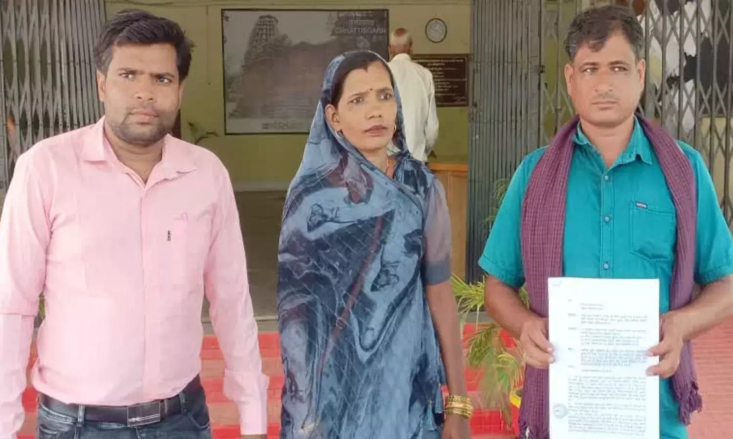 किसान की पुश्तैनी जमीन पर कब्जा, न्याय के लिए दर-दर भटक रहा पीड़ित