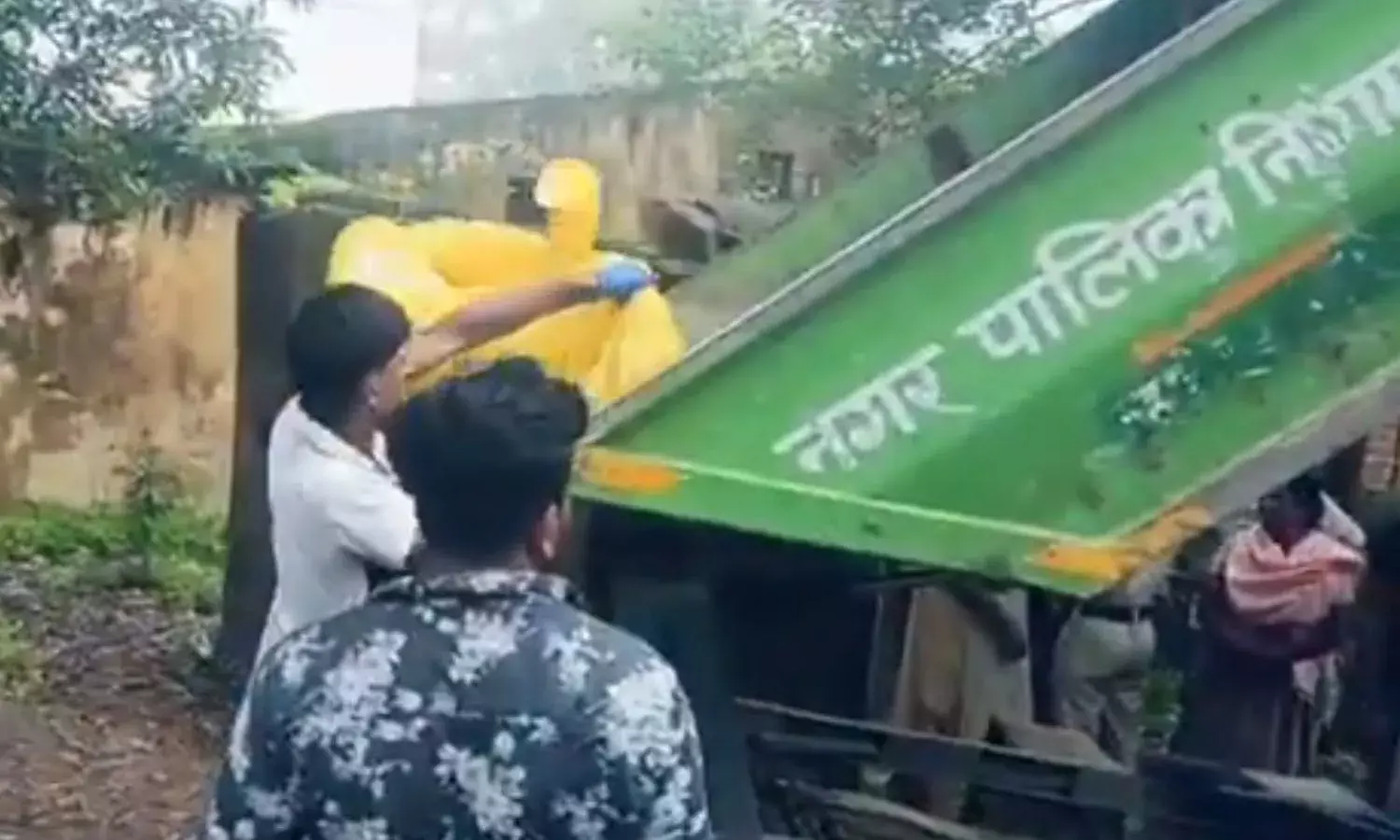 कचरा गाड़ी में पीएम के लिए भेजा महिला का शव, अब नप गए अधिकारी