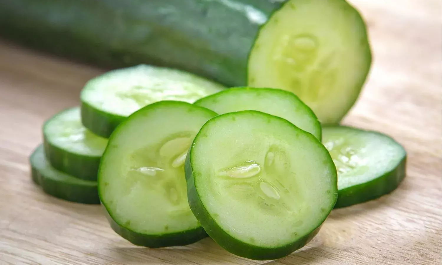 गर्मी में खीरा जरूर खाएं, लेकिन पानी पीने से पहले जान लें ये बातें