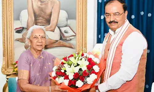 राज्यपाल आनंदीबेन से मिलने पहुंचे यूपी के उपमुख्‍यमंत्री…