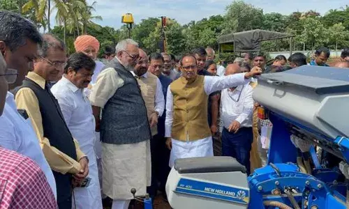 केंद्रीय कृषि मंत्री की कपास उत्पादक किसानों से बातचीत