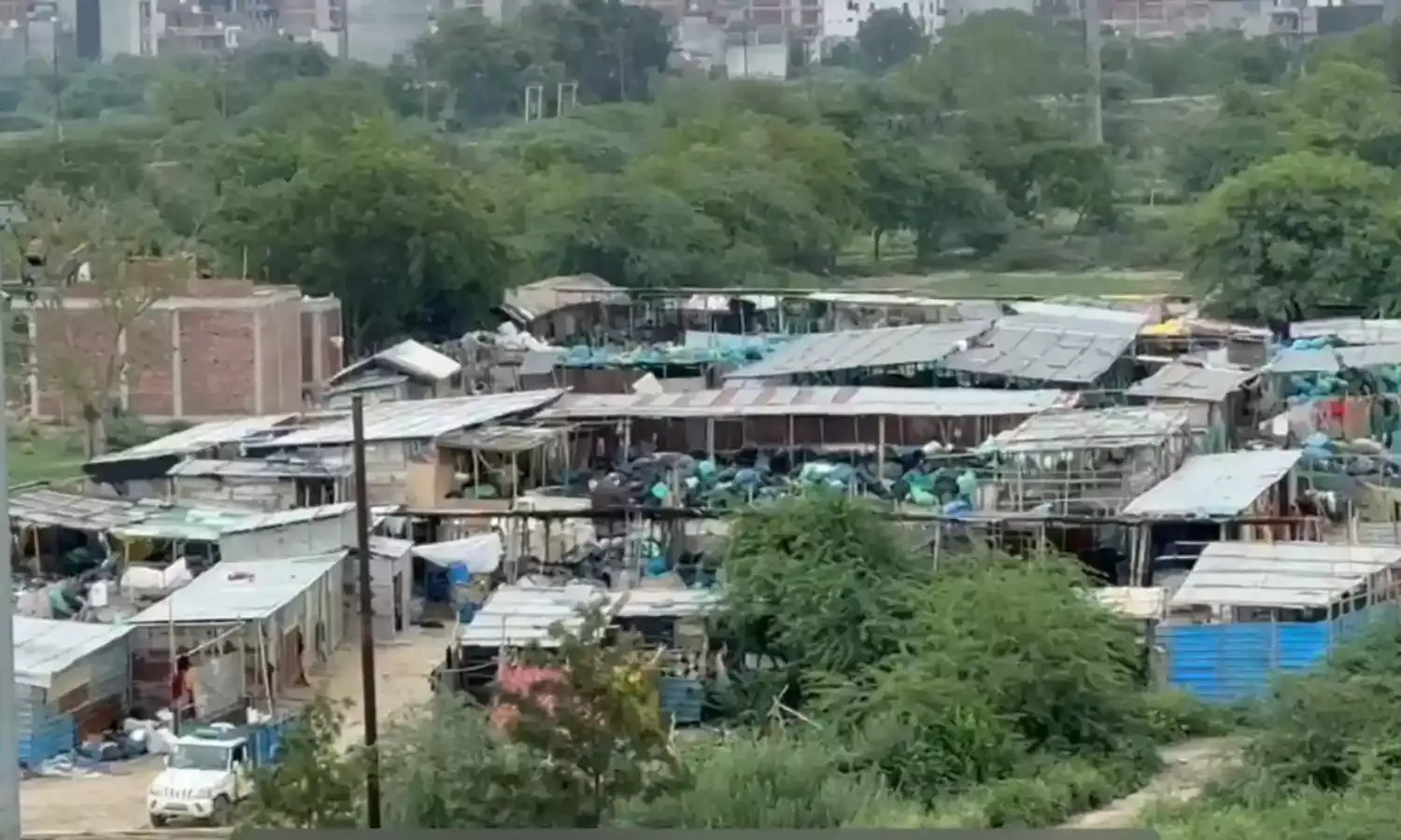 झुग्गियां बढ़ते-बढ़ते इलाबास गांव के प्राथमिक स्कूल तक पहुंच गईं…