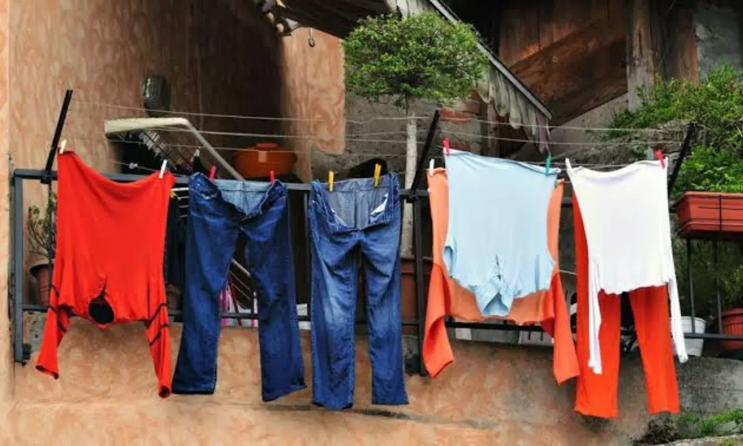 मानसून में क्या आप भी कपड़े सुखाने की झंझट से होते परेशान, तो जान लीजिए यह टिप्स और ट्रिक्स