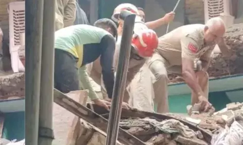 चार मंजिला इमारत ढही, मलबे में दबे 4 लोग; रेस्क्यू ऑपरेशन जारी चार मंजिला इमारत ढही, मलबे में दबे 4 लोग; रेस्क्यू ऑपरेशन जारी