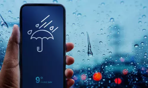 बारिश का पानी कहीं बन जाए आपके फोन के लिए आफत, इन जरूरी बातों का रखें ख्याल