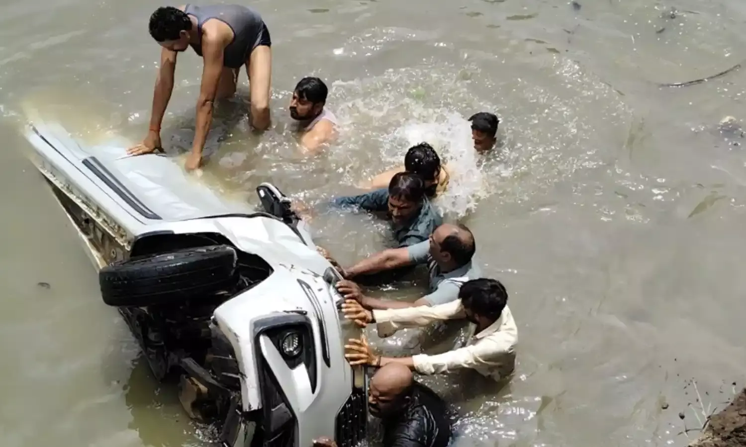 कालीसिंध नदी में गिरी कार, दो की मौत, दो गंभीर घायल कालीसिंध नदी में गिरी कार, दो की मौत, दो गंभीर घायल