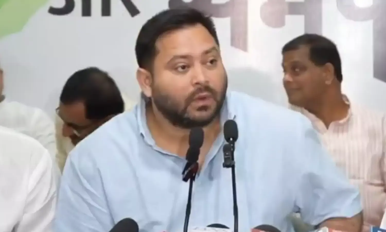 वोटर लिस्ट SIR में विदेशियों के नाम सामने आने की खबर पर तेजस्वी यादव ने सुनाई खरी खोटी