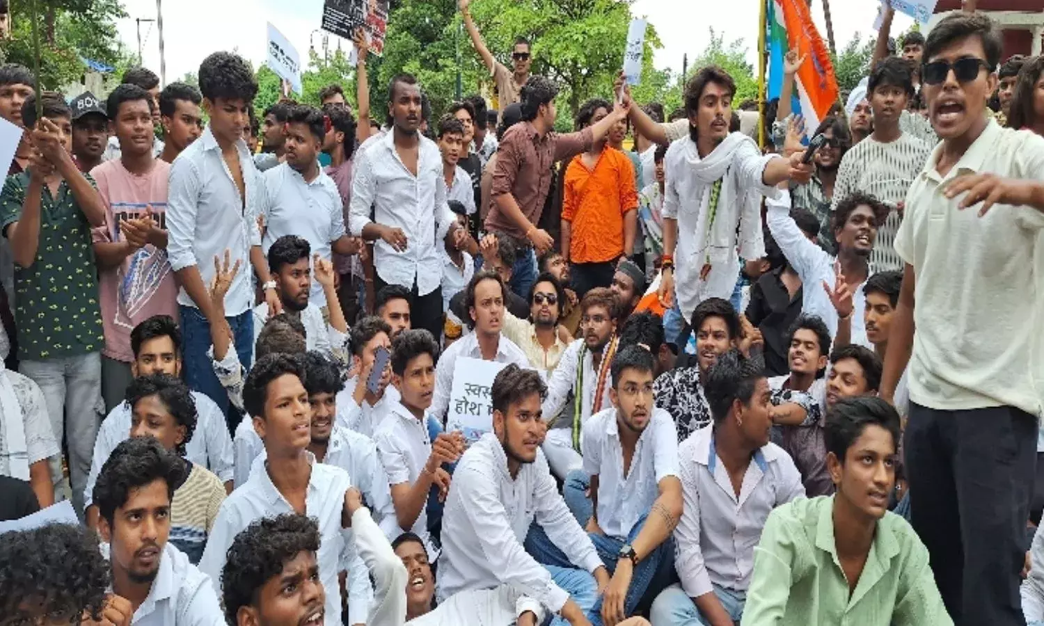 बैरिकेड तोड़ मंत्री के बंगले का घेराव, मेडिकल कॉलेज हॉस्टल में बिजली-पानी की किल्लत