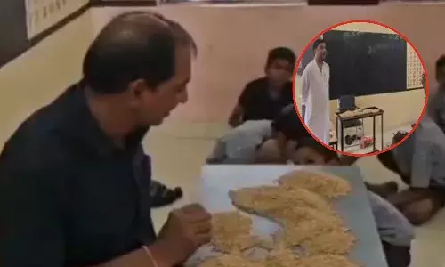 सरकारी स्कूल में टीचर बच्चों से बिनवा रहा धान का करगा, सोशल मीडिया पर वायरल वीडियो
