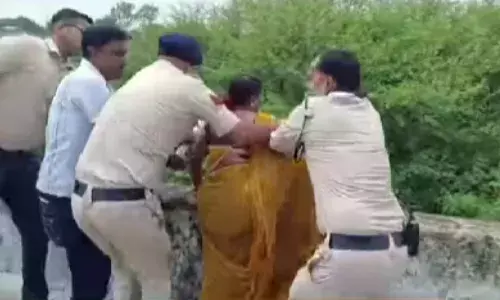 देवास में जनसुनवाई के दौरान हंगामा, महिला ने की छत से कूदने की कोशिश, SDM बोले - ये है प्रेशर पॉलिटिक्स