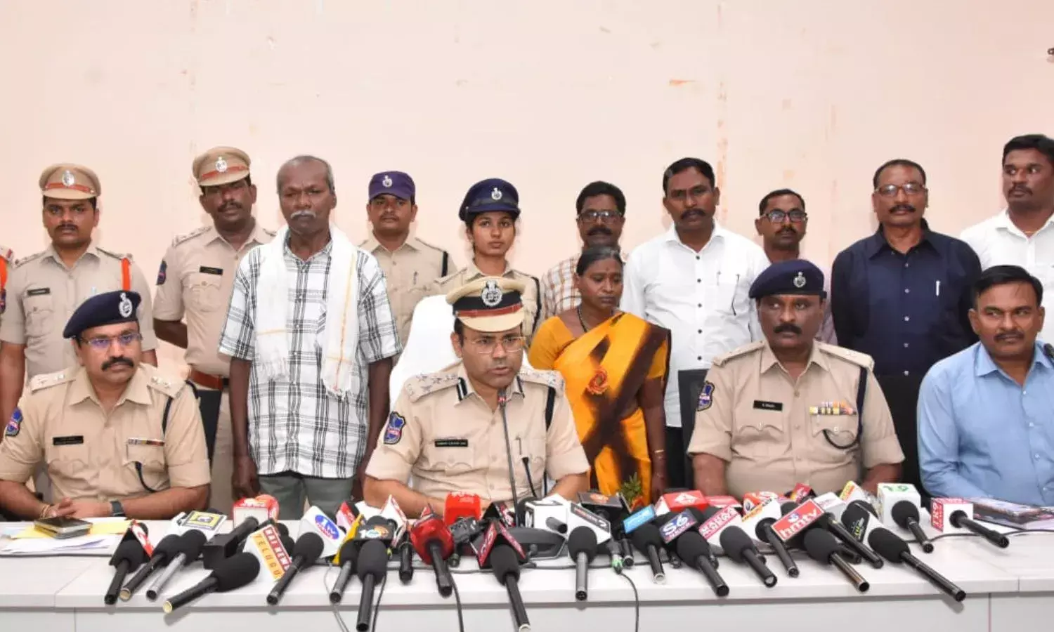 लच्छन्ना और अनितक्का का सरेंडर, CG पुलिस खंगाल रही है हिस्ट्री