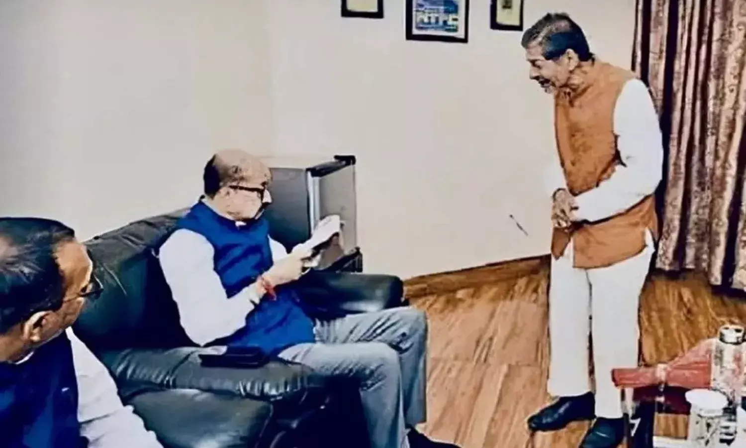 कलेक्टर बैठे हैं - पूर्व मंत्री खड़े, कलेक्टर बोले-  डिलीट करें पोस्ट नहीं तो...