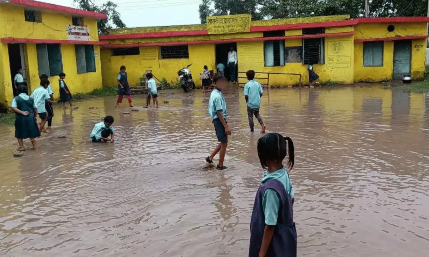बारिश में हर साल होती है समस्या पर कोई समाधान नहीं बारिश में हर साल होती है समस्या पर कोई समाधान नहीं
