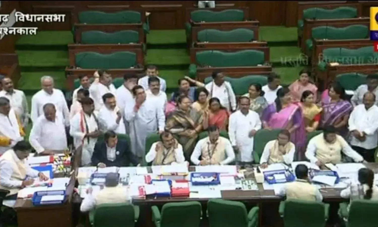 खाद संकट पर हंगामा, गर्भगृह में धरने पर बैठा विपक्ष ; प्रश्नकाल स्थगित