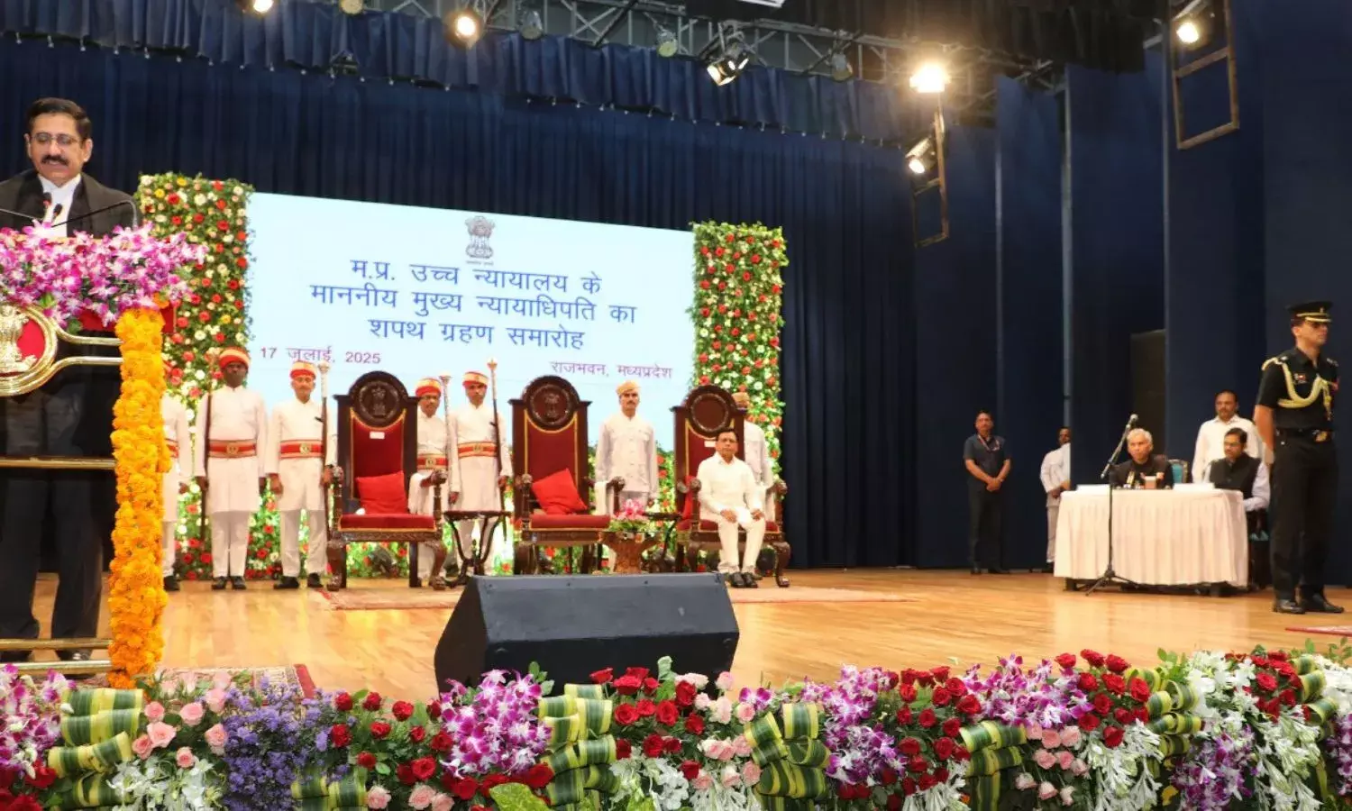 राजभवन में हुआ शपथ ग्रहण समारोह, राज्यपाल ने दिलाई शपथ