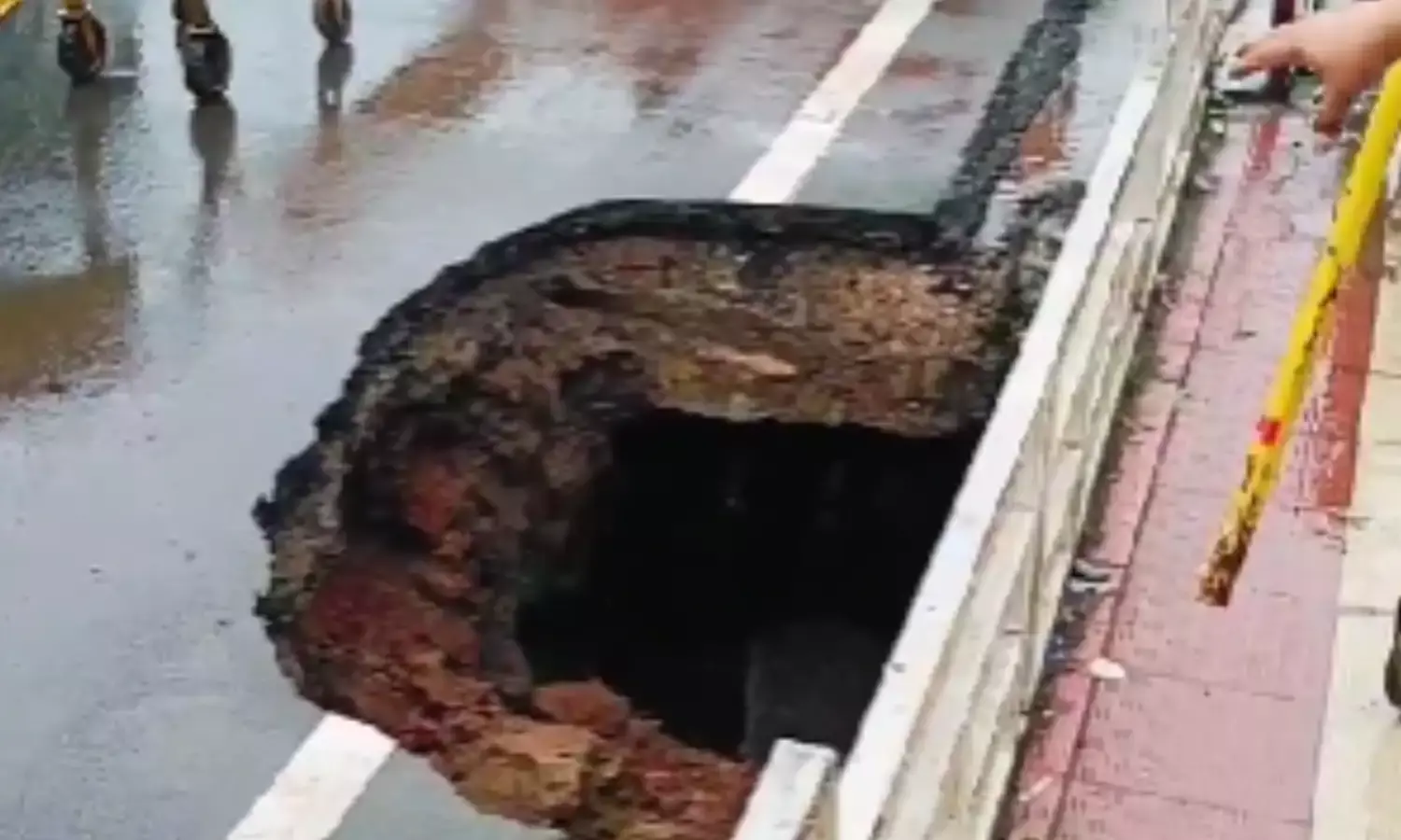 एमपी नगर में सड़क धंसने का कारण - नाले का रिसाव और जलनिकासी की समस्या से 8 फीट गहरा गड्ढा एमपी नगर में सड़क धंसने का कारण - नाले का रिसाव और जलनिकासी की समस्या से 8 फीट गहरा गड्ढा