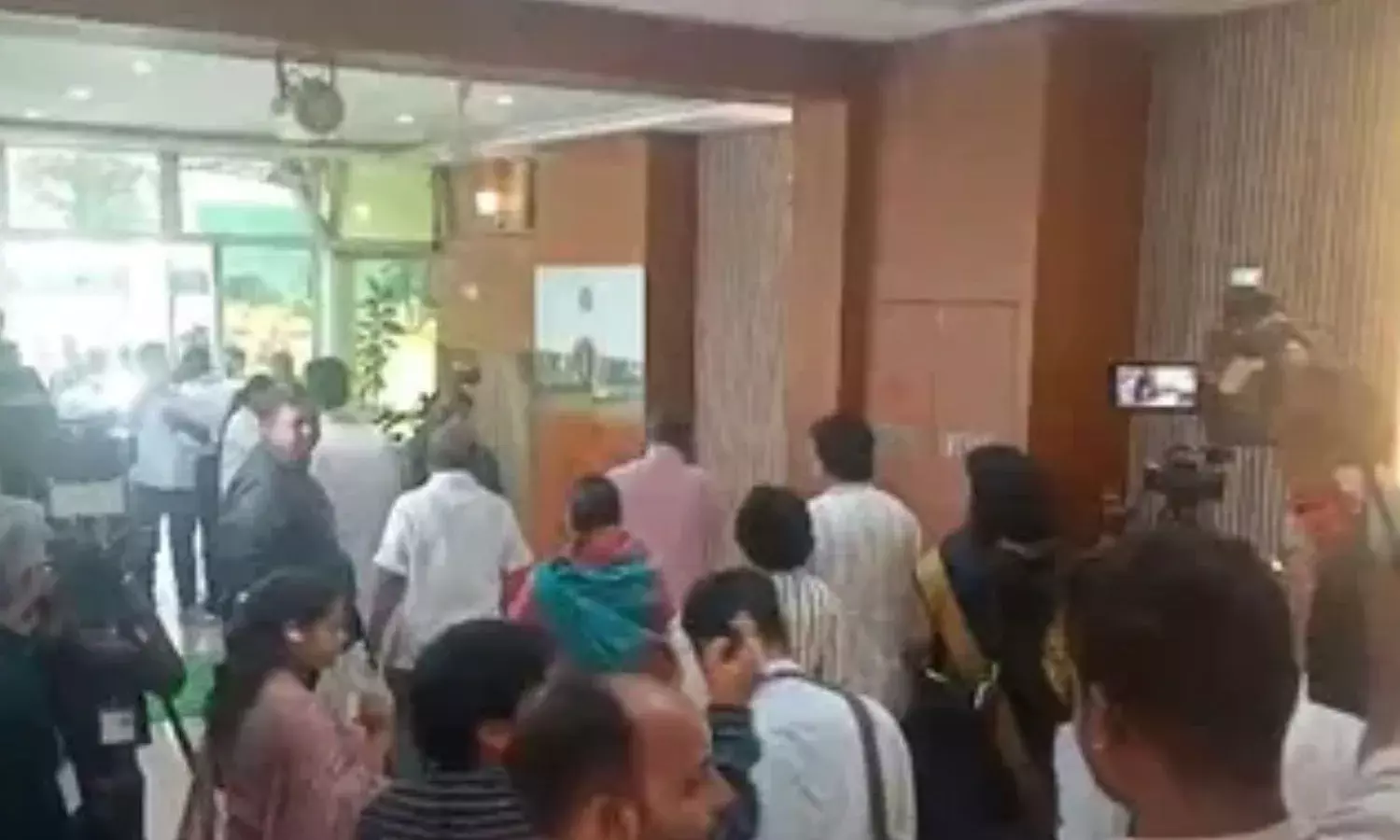 कांग्रेस विधायकों का विधानसभा में हंगामा, कार्यवाही का बहिष्कार