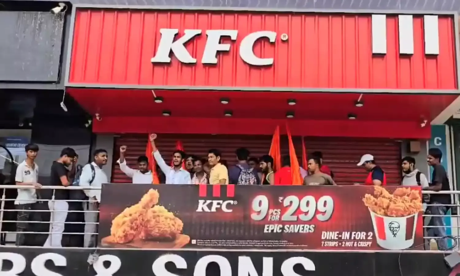 KFC के बाहर प्रदर्शन करना पड़ा भारी - दर्ज हुई FIR, कई कार्यकर्ता हिरासत में