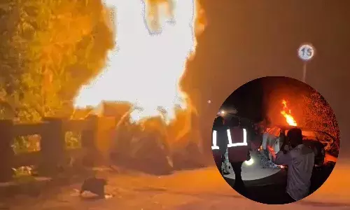 बेकाबू कार रेलिंग से टकराई, 4 युवक जिंदा जले