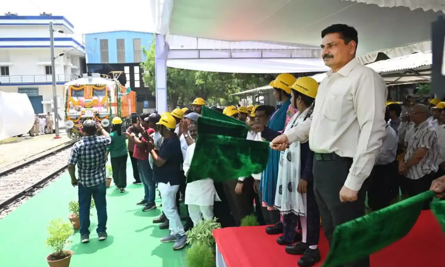 2500वें विद्युत रेल इंजन का भव्य लोकार्पण