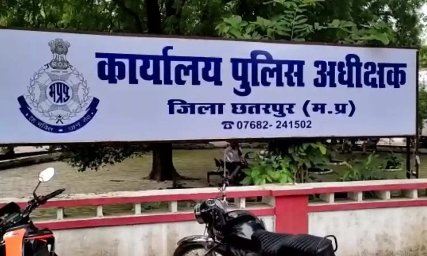 आदिवासियों से मारपीट मामले में बड़ी कार्रवाई, SP ने 3 पुलिस कर्मियों को किया सस्पेंड आदिवासियों से मारपीट मामले में बड़ी कार्रवाई, SP ने 3 पुलिस कर्मियों को किया सस्पेंड