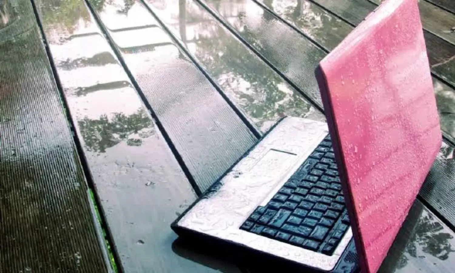 बारिश के मौसम में अगर भीग जाए लैपटॉप, तो इन टिप्स के जरिए करें सही