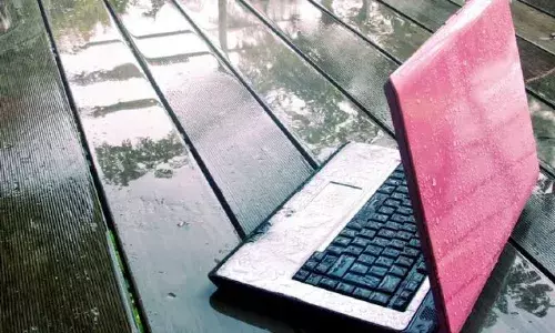 बारिश के मौसम में अगर भीग जाए लैपटॉप, तो इन टिप्स के जरिए करें सही