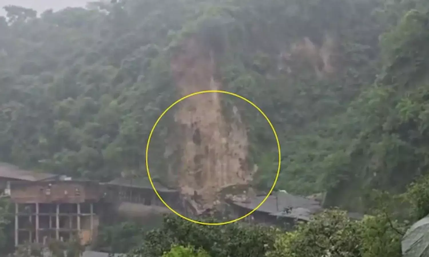 वैष्णो देवी रूट पर भीषण लैंड स्लाइड, कई श्रद्धालु मलबे में दबे