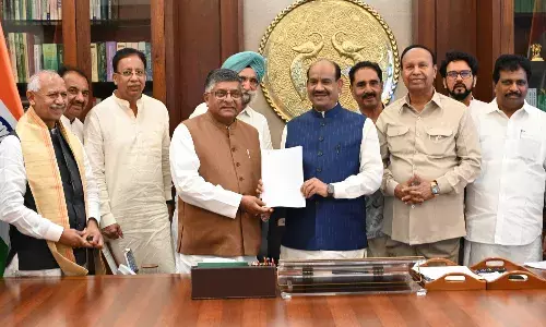 महाभियोग प्रस्ताव पर 100 अधिक लोकसभा सांसदों के हस्ताक्षर, लोकसभा अध्यक्ष को सौंपा ज्ञापन